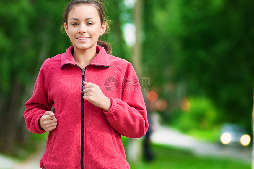 少女在绿色公园中奔跑环境季节快乐跑步青少年叶子自由运动训练活力图片