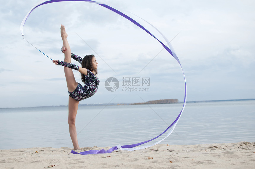 年轻体操女子与丝带跳舞乐队生活闲暇运动女士演员女性孩子海洋杂技图片