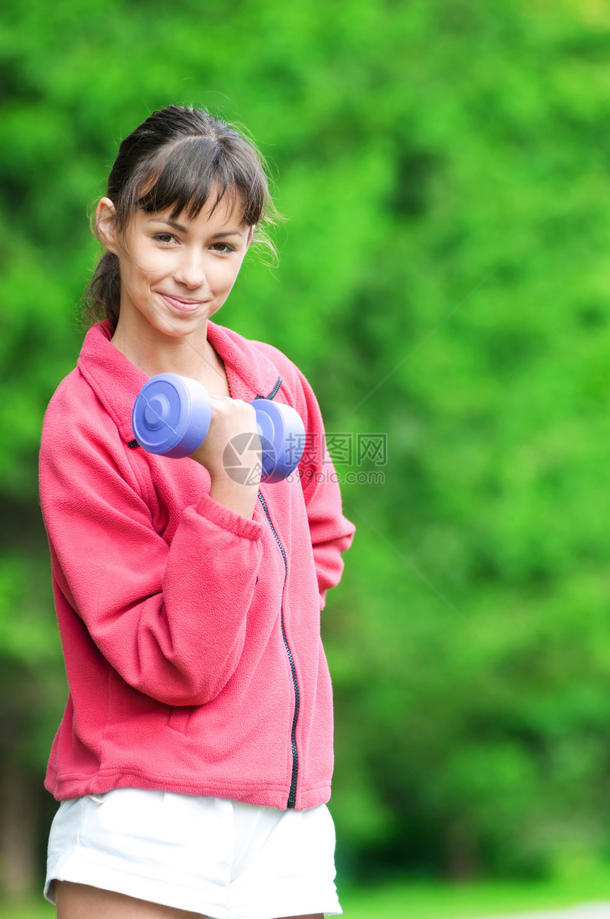 女孩在户外做哑铃运动女士肌肉青年身体快乐运动员力量自由重量训练图片