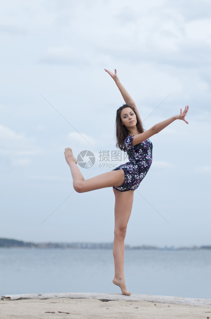 年轻体操运动员女孩在海滩上跳舞杂技女士青少年活动生活孩子女性运动锻炼有氧运动图片