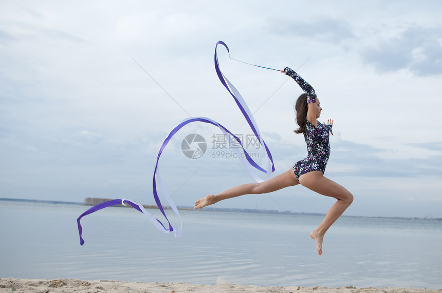 年轻体操女子与丝带跳舞运动员演员海洋乐趣舞蹈幸福微笑女孩身体跑步图片