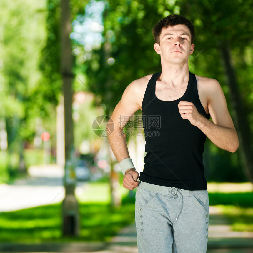 年轻人在公园里慢跑跑步行动季节运动员运动叶子森林街道活力男人图片