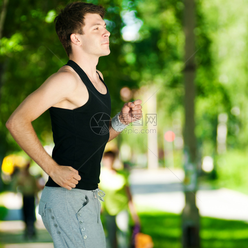 年轻人在公园里慢跑放松青年快乐赛跑者训练运动运动装街道男人男性图片