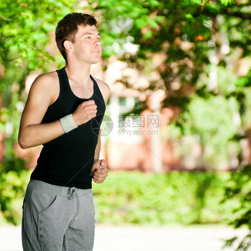 年轻人在公园里慢跑青年季节运动装男人娱乐男性叶子环境运动快乐图片