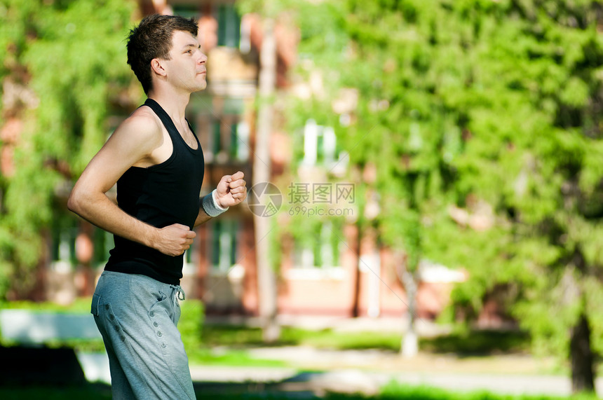 年轻人在公园里慢跑娱乐青年活力跑步男性男人闲暇森林赛跑者快乐图片