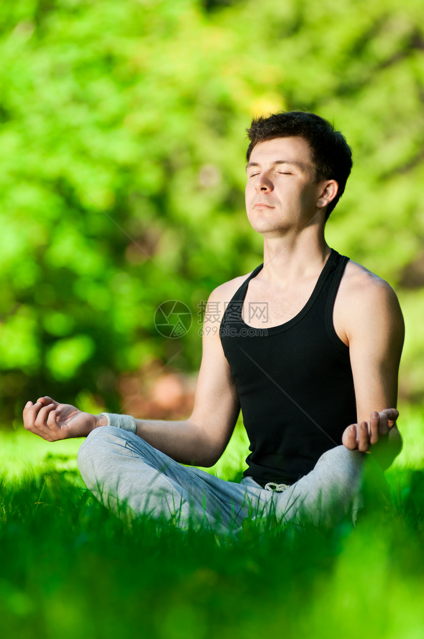 一个做瑜伽锻炼的年轻人运动季节训练男性行动活力男人快乐森林饮食图片