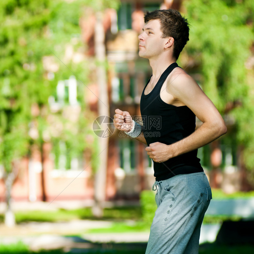 年轻人在公园里慢跑环境行动训练慢跑者运动装活力男性青年跑步闲暇图片