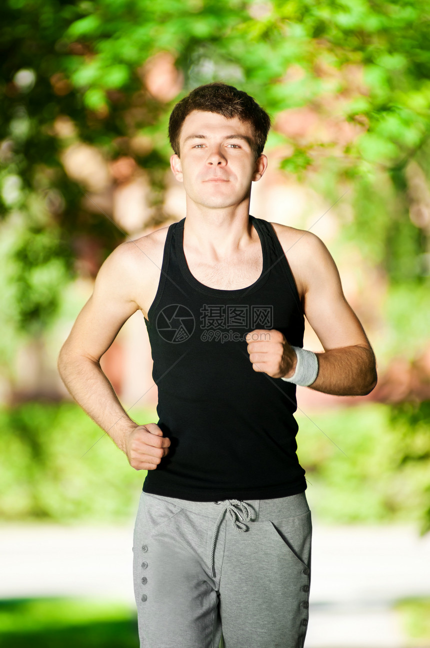 年轻人在公园里慢跑训练赛跑者青年街道环境慢跑者娱乐男性快乐男人图片