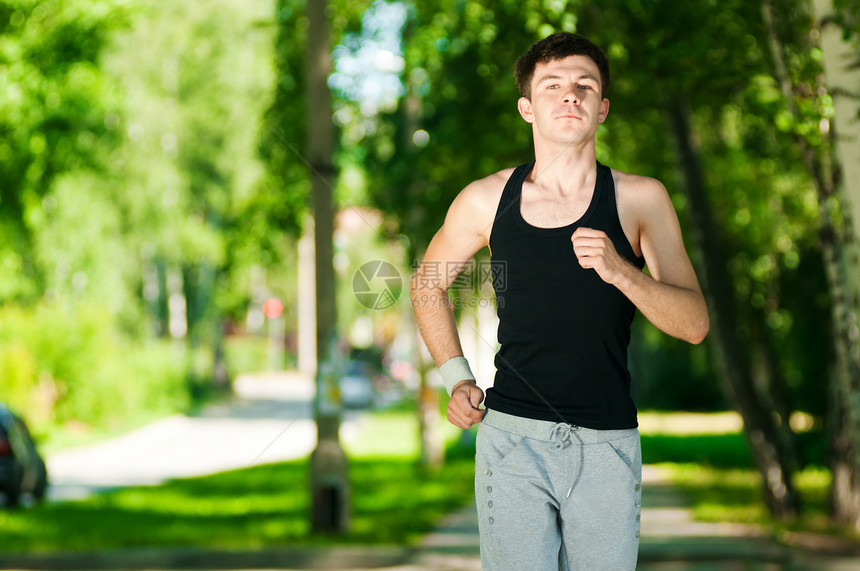 年轻人在公园里慢跑活动运动赛跑者自由青年环境运动装季节男人跑步图片
