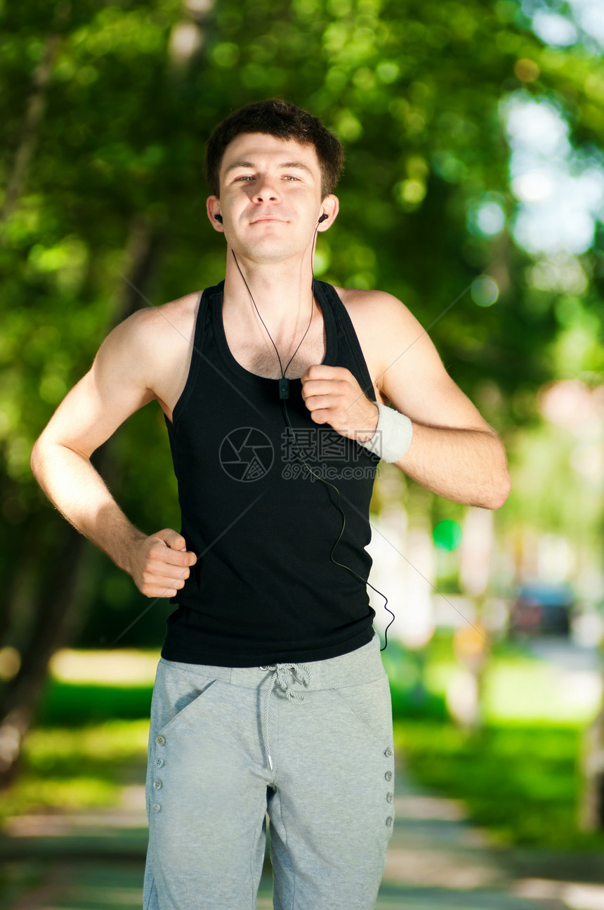 年轻人在公园里慢跑快乐行动运动员活动季节训练娱乐青年运动装街道图片