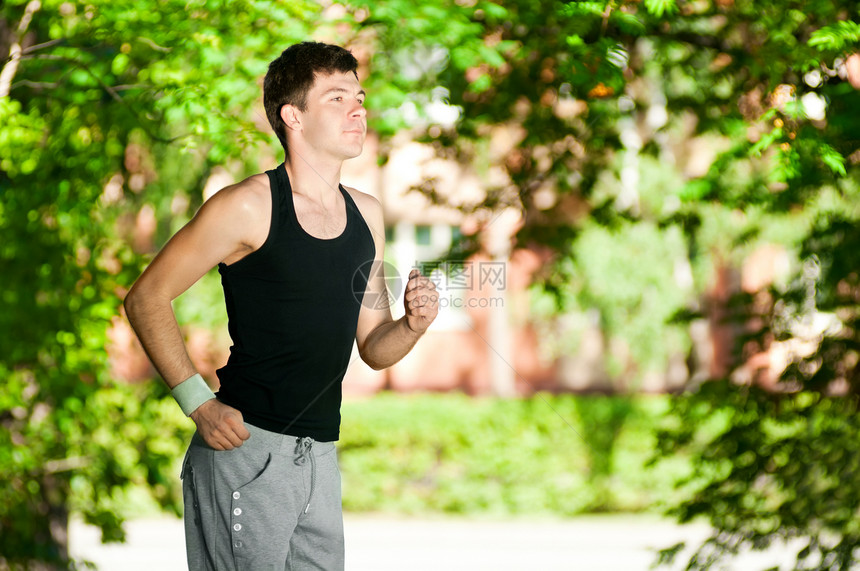 年轻人在公园里慢跑赛跑者森林季节慢跑者青年跑步男人男性娱乐活动图片
