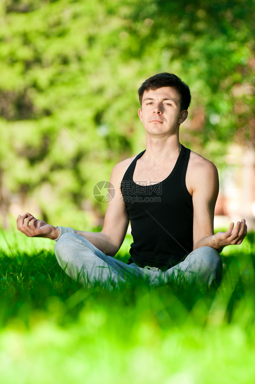 一个做瑜伽锻炼的年轻人叶子活力专注身体快乐男性活动护理男人环境图片