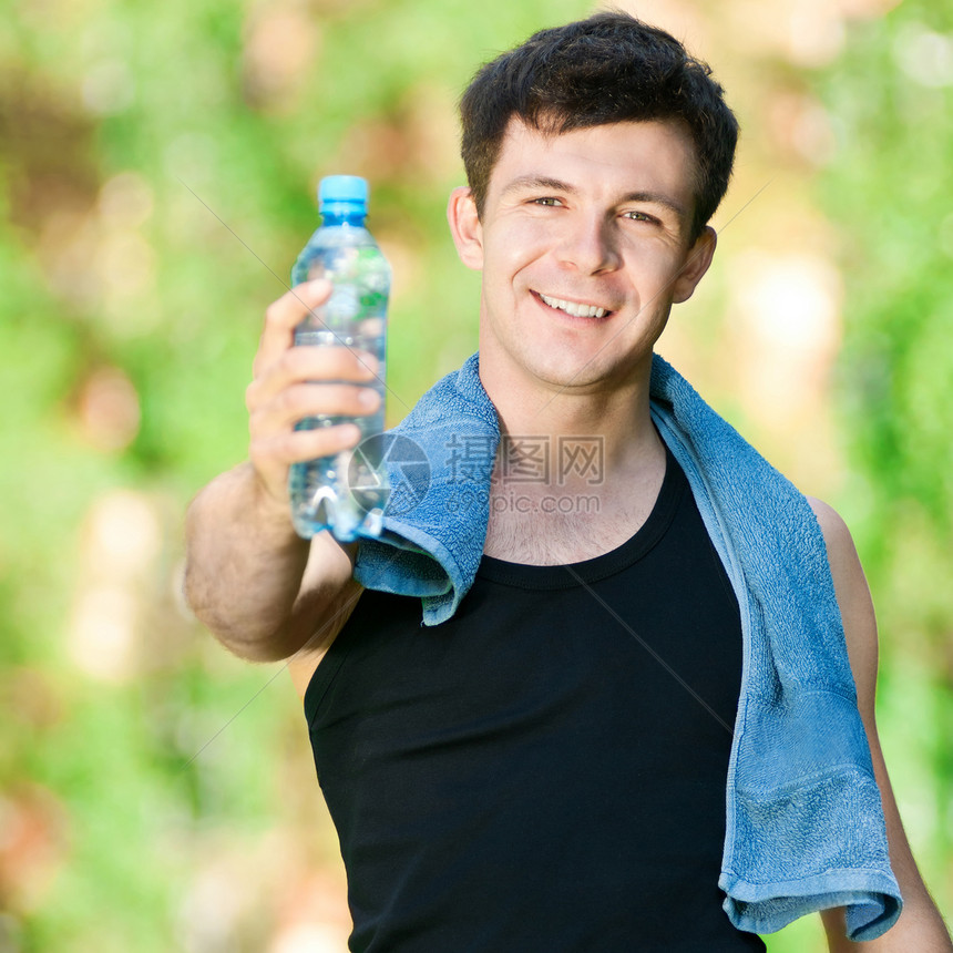 健身后饮用饮用水矿物有氧运动火车慢跑身体活力男性福利运动毛巾图片