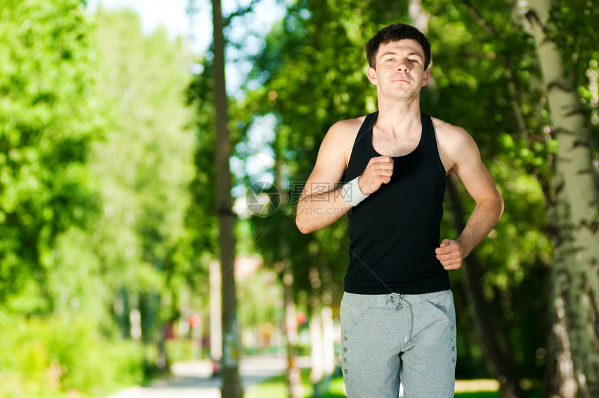 年轻人在公园里慢跑活力青年环境男人活动男性娱乐运动员运动季节图片