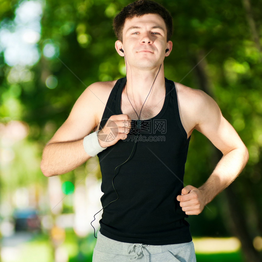 年轻人在公园里慢跑叶子活力森林男性跑步娱乐活动季节自由行动图片
