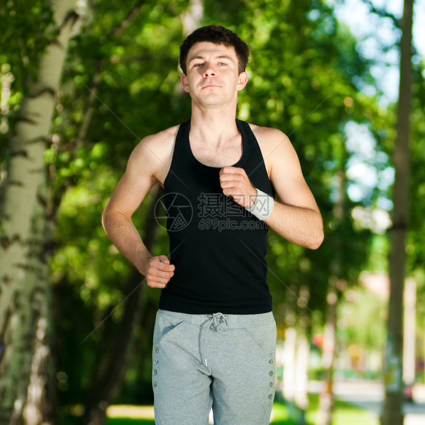 年轻人在公园里慢跑男人活力放松季节男性运动运动装慢跑者街道环境图片