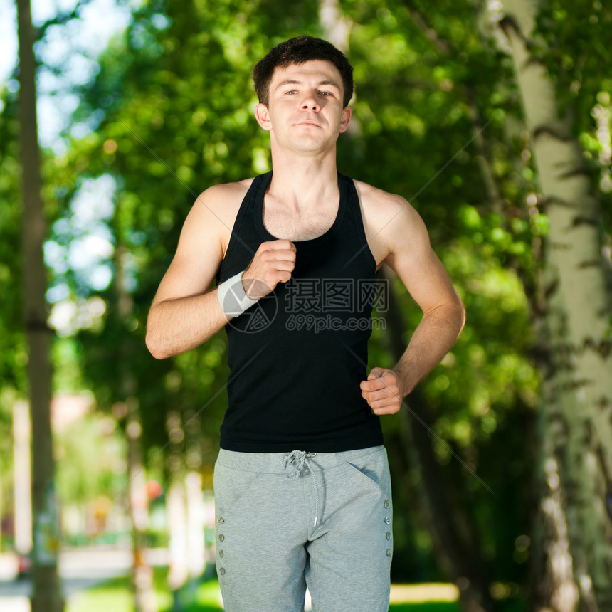 年轻人在公园里慢跑活动季节活力叶子森林娱乐男人环境行动运动图片