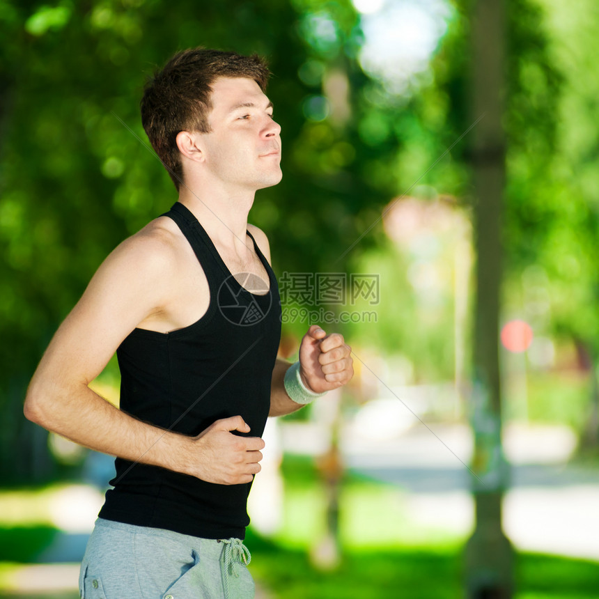 年轻人在公园里慢跑慢跑者弯曲叶子闲暇运动装行动街道森林活动跑步图片