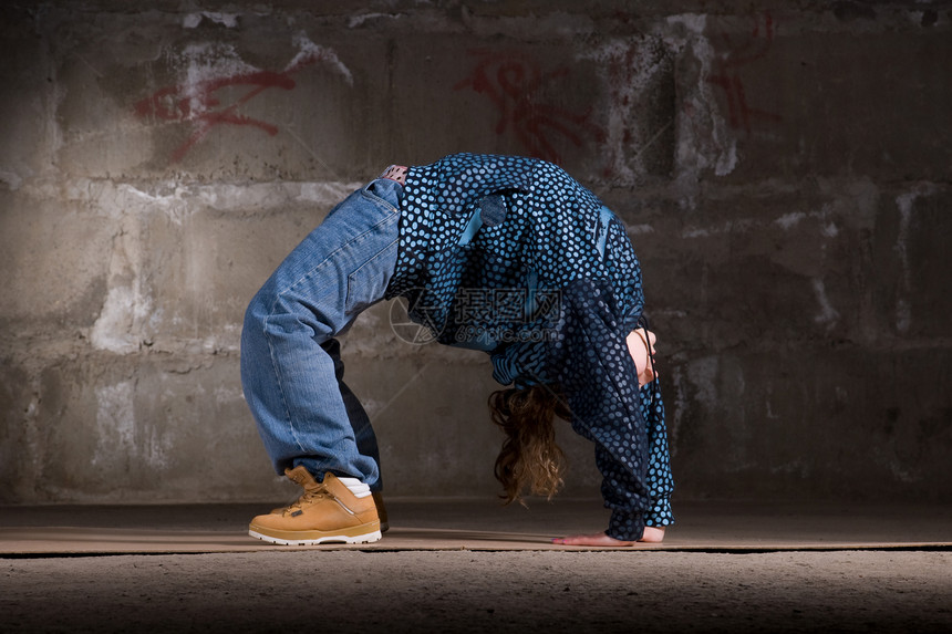 在砖墙上跳现代风格的Hipop舞者夜生活青少年衣服培训师运动靴子牛仔裤演员黑发说唱图片