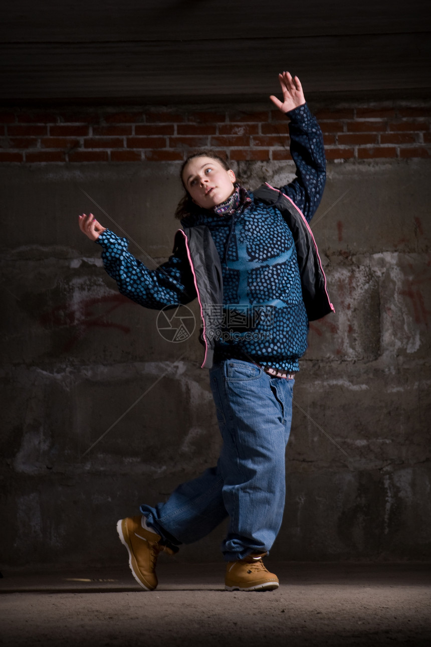 在砖墙上跳现代风格的Hipop舞者女孩演员培训师街道夜生活说唱蓝色运动青少年靴子图片