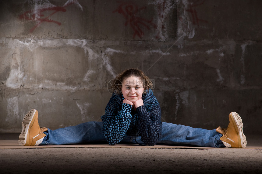 在砖墙上跳现代风格的Hipop舞者舞蹈家情感蓝色演员培训师霹雳舞靴子牛仔裤说唱特技图片