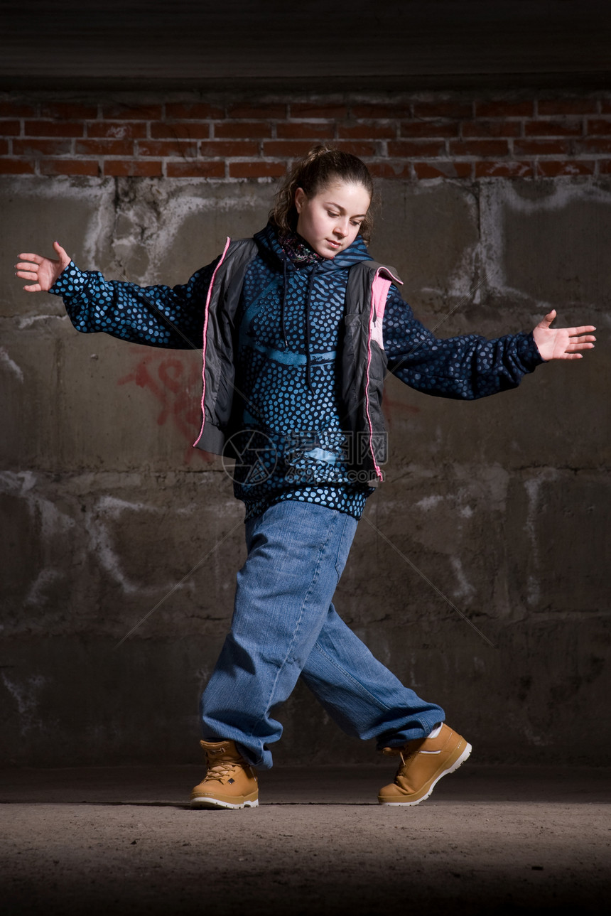 在砖墙上跳现代风格的Hipop舞者舞蹈家靴子夜生活衣服说唱牛仔裤青少年培训师演员女孩图片