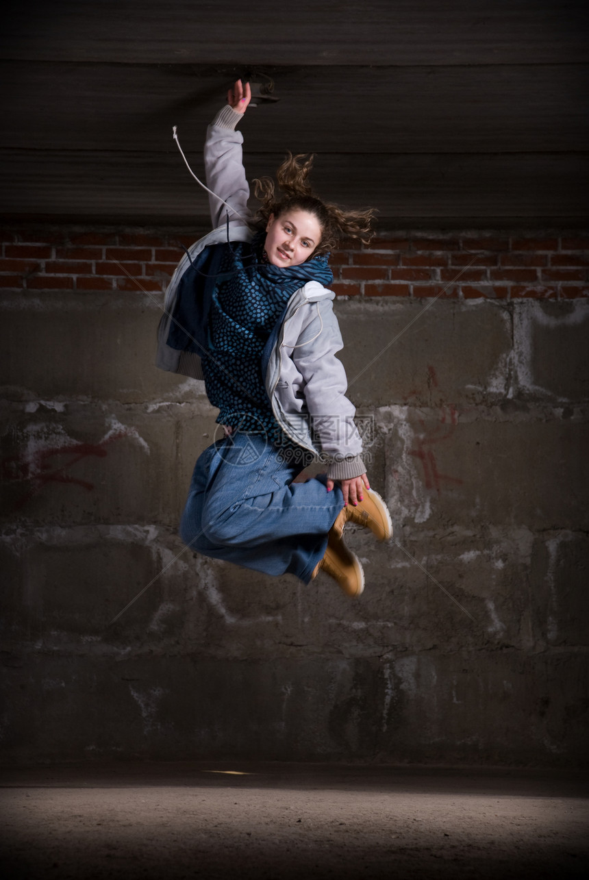 在砖墙上跳现代风格的Hipop舞者演员街道运动女孩情感舞蹈家靴子衣服说唱青少年图片
