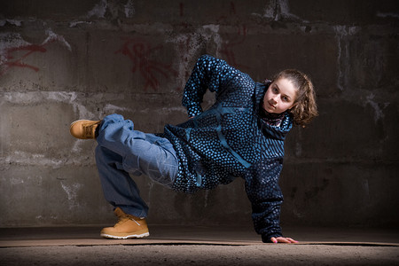 hipop在砖墙上跳现代风格的Hipop舞者霹雳舞靴子说唱青少年女孩培训师情感夜生活演员街道背景