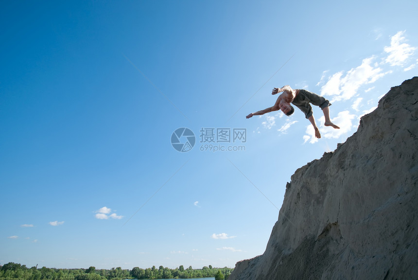 兴奋的年轻人在空气中跳跃成人闲暇天空成功生活活动太阳情感男性快乐图片