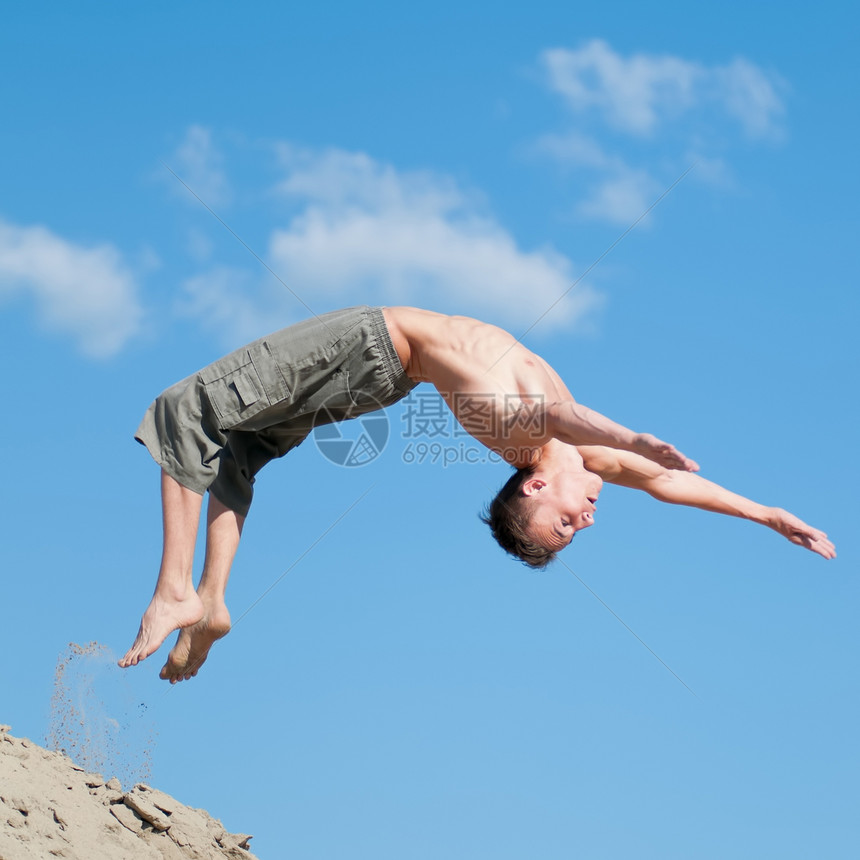 兴奋的年轻人在空气中跳跃幸福天空岩石活动成功男生太阳喜悦成人风险图片