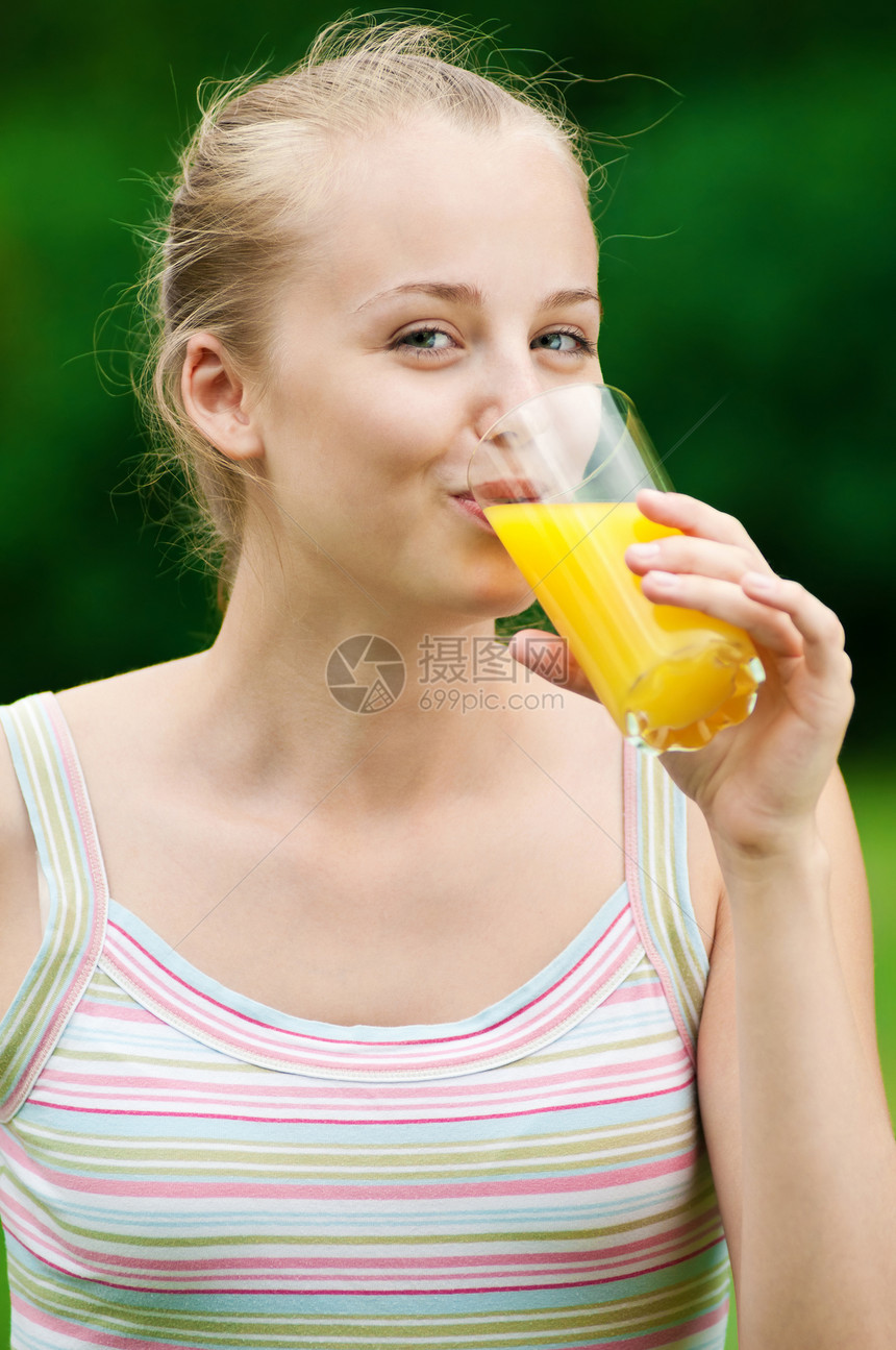 年轻女孩喝橙汁 外门火车身体女士食物有氧运动活力乐趣果汁橙子运动装图片