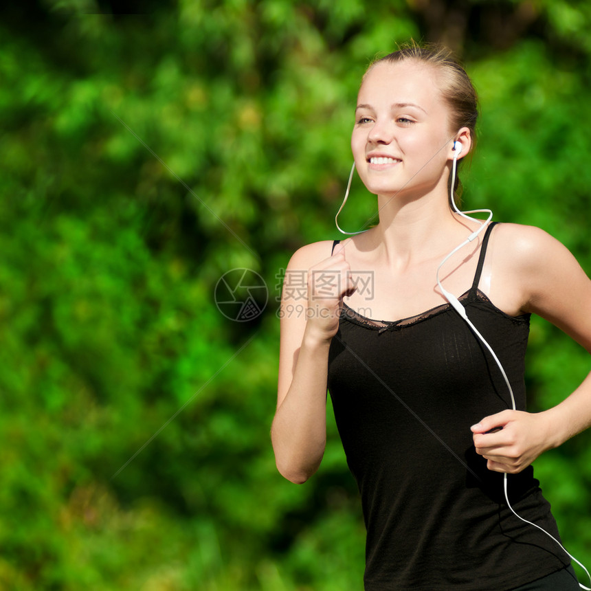 青年女子在绿色公园中奔跑慢跑青少年运动身体活力活动季节跑步慢跑者赛跑者图片