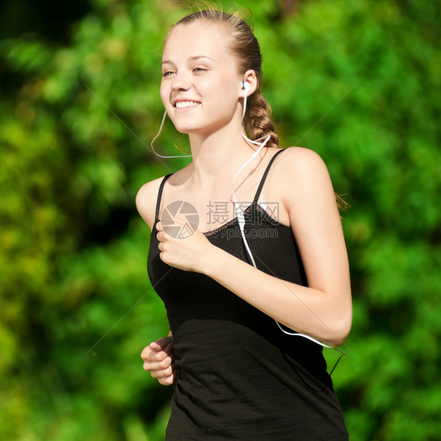青年女子在绿色公园中奔跑精力闲暇赛跑者女孩慢跑者公园跑步女性运动员自由图片