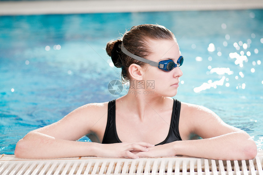 在游泳池中黑护目镜中的女子潜水成人水池训练手臂健康泳装运动蓝色乐趣图片