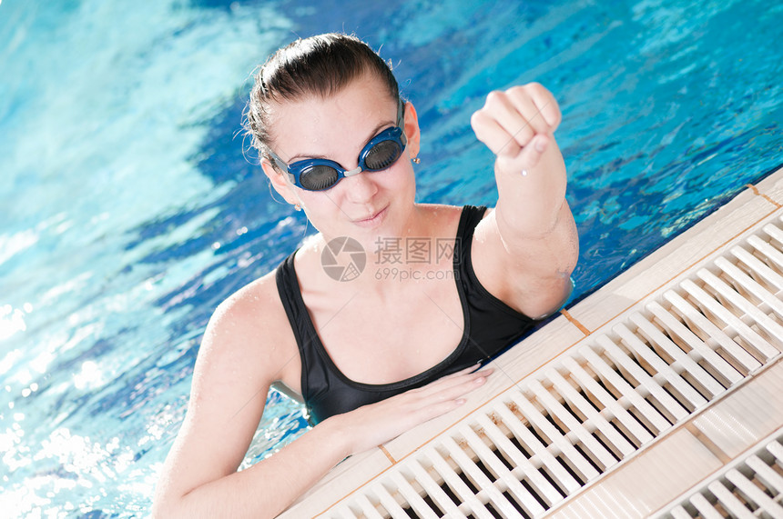 在游泳池中黑护目镜中的女子泳装反射蓝色运动闲暇水池女性训练游泳者眼镜图片