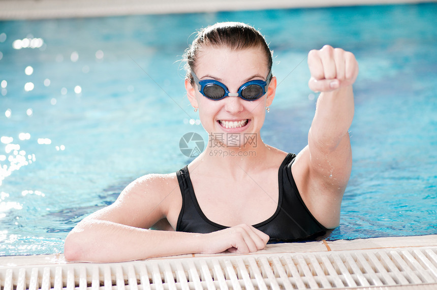在游泳池中黑护目镜中的女子蓝色女士水池运动手臂女性训练力量乐趣成人图片
