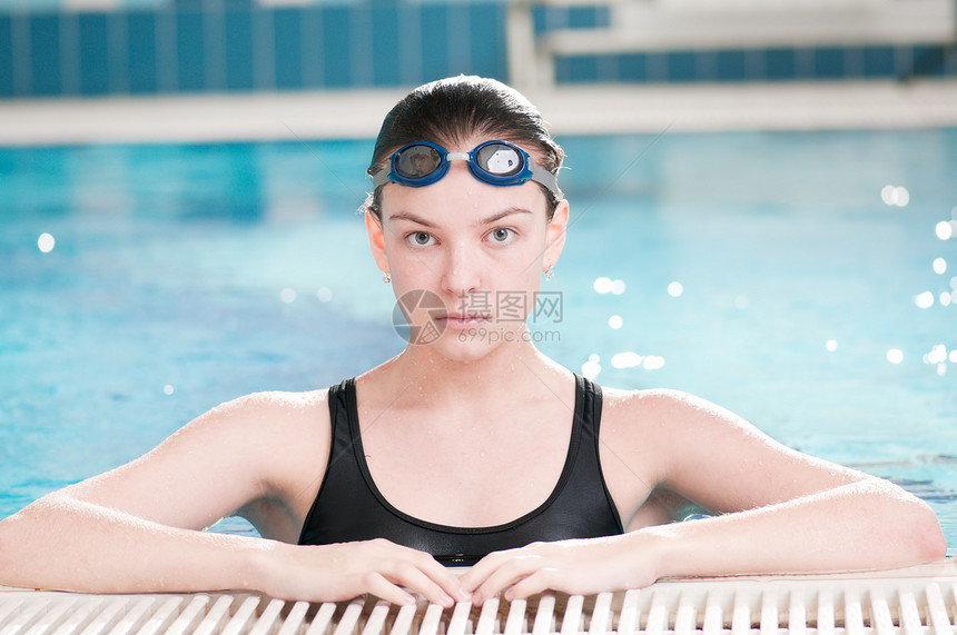 在游泳池中黑护目镜中的女子水池套装活力游泳衣女性训练闲暇泳装乐趣女孩图片