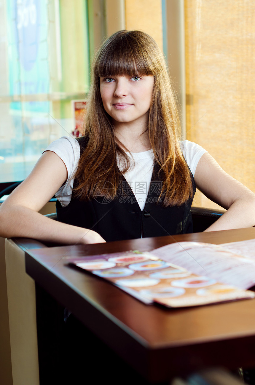 咖啡馆里的年轻女子女性早餐菜单头发青少年服务员午餐手指房子思考图片