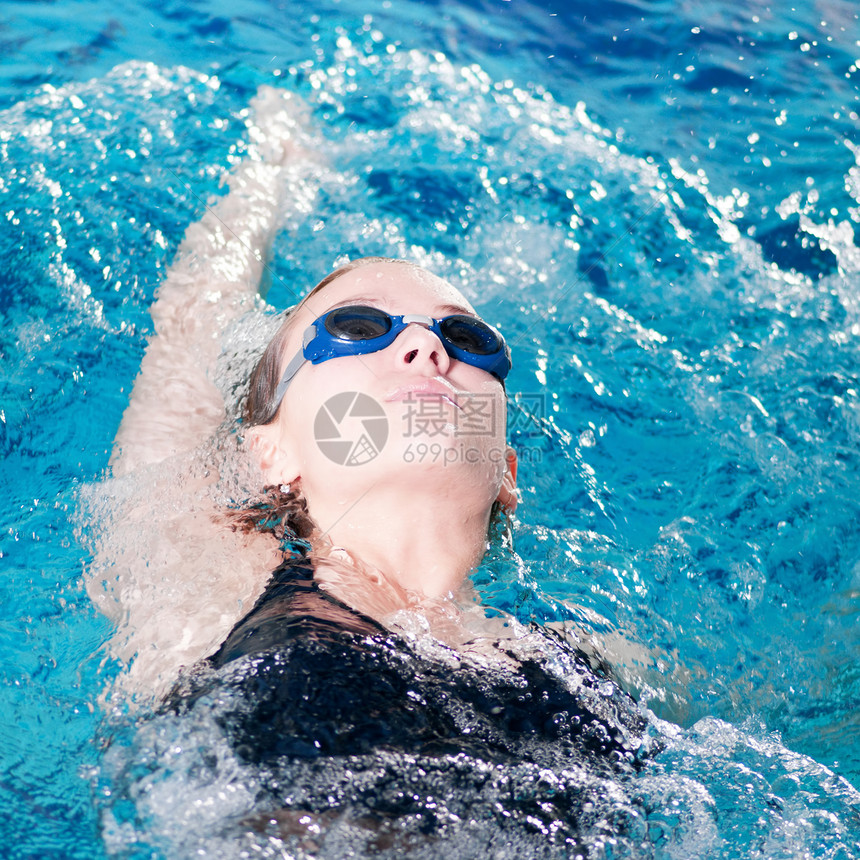 游泳游泳中游泳相会后冲专注反射潜水冠军竞赛力量蓝色比赛套装速度图片