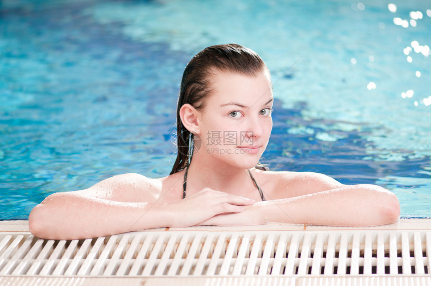 游泳池的美容女人力量水池手臂女性游泳蓝色乐趣游泳衣潜水套装图片