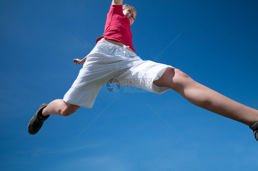 美丽的女人跳上天空深色快乐女士成人自由运动员跳跃运动长发蓝色图片