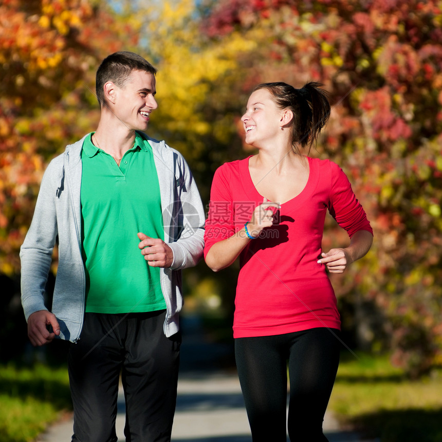 男女青年慢跑运动微笑行动运动员夫妻公园朋友们女性女士男人图片