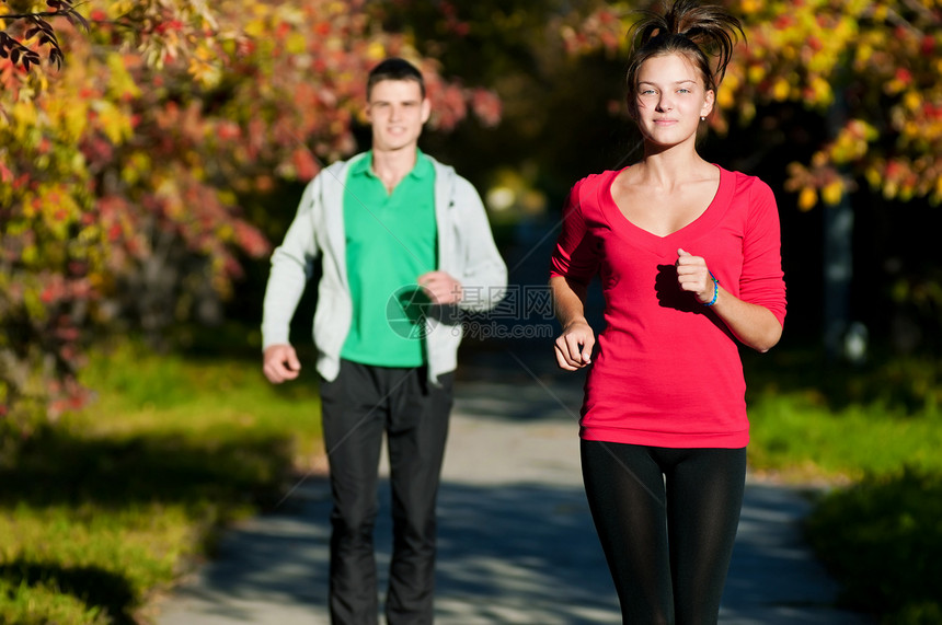 男女青年在奔跑朋友们男性快乐行动家庭公园辅导运动员训练夫妻图片