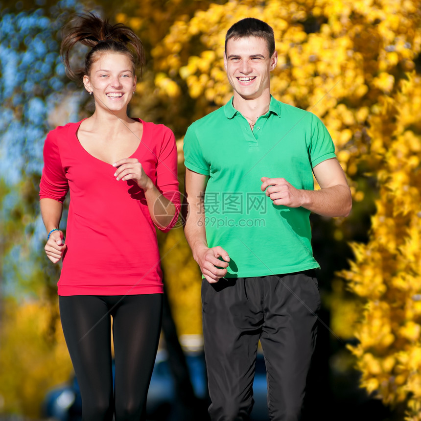 男女青年在奔跑快乐慢跑者赛跑者女孩娱乐男性夫妻微笑辅导朋友们图片