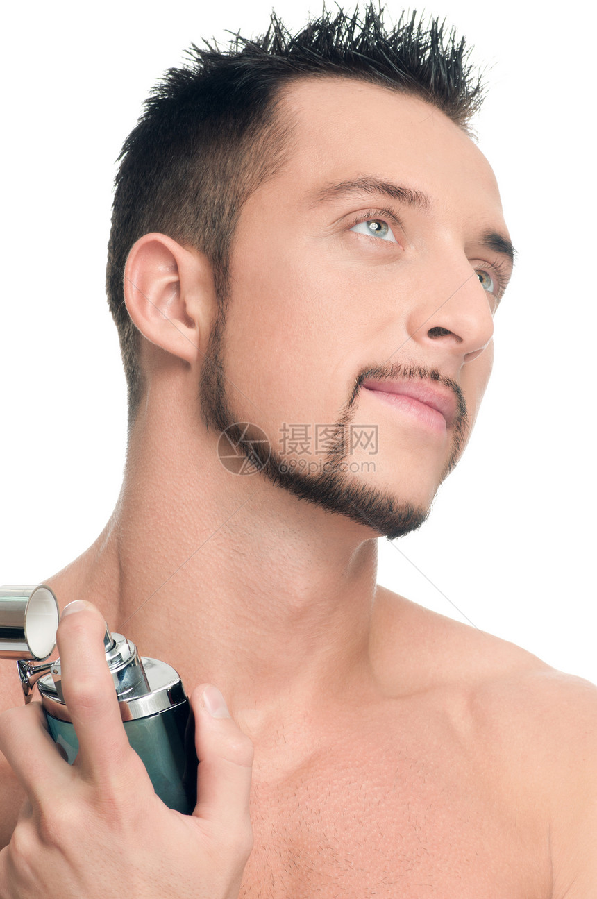 英俊的年轻人施香水护理胡子龙水男性力量眼睛卫生手指胡须化妆品图片
