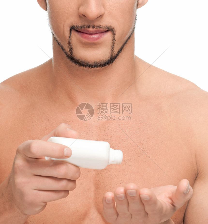 年轻男子施用奶油 化妆品浴室龙水洗剂瓶子男性卫生小伙子马桶香水成人图片
