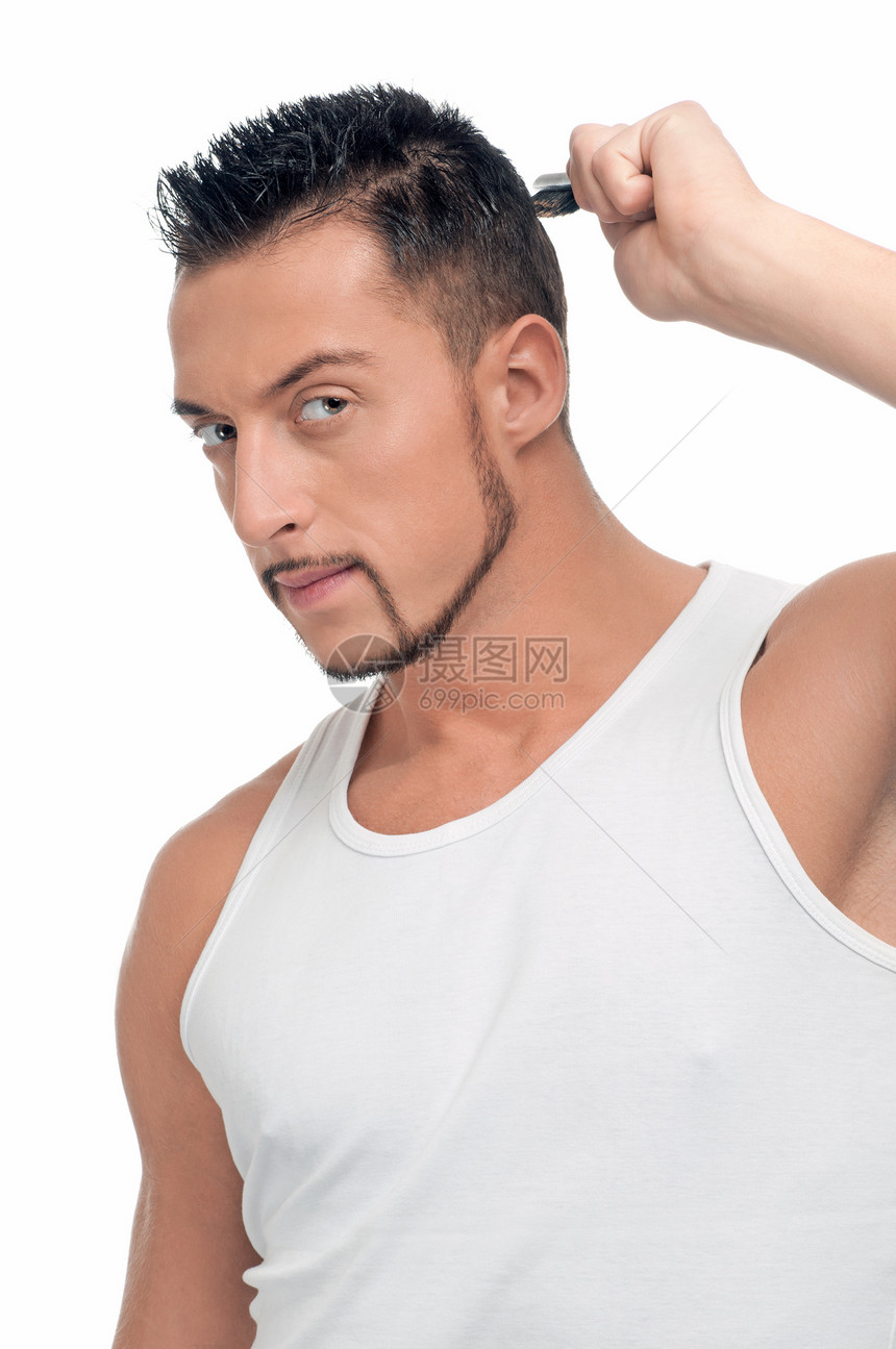 头发完美的男人用梳子刷男生力量粉碎发型浴室理发师胡须发型师护理卫生图片