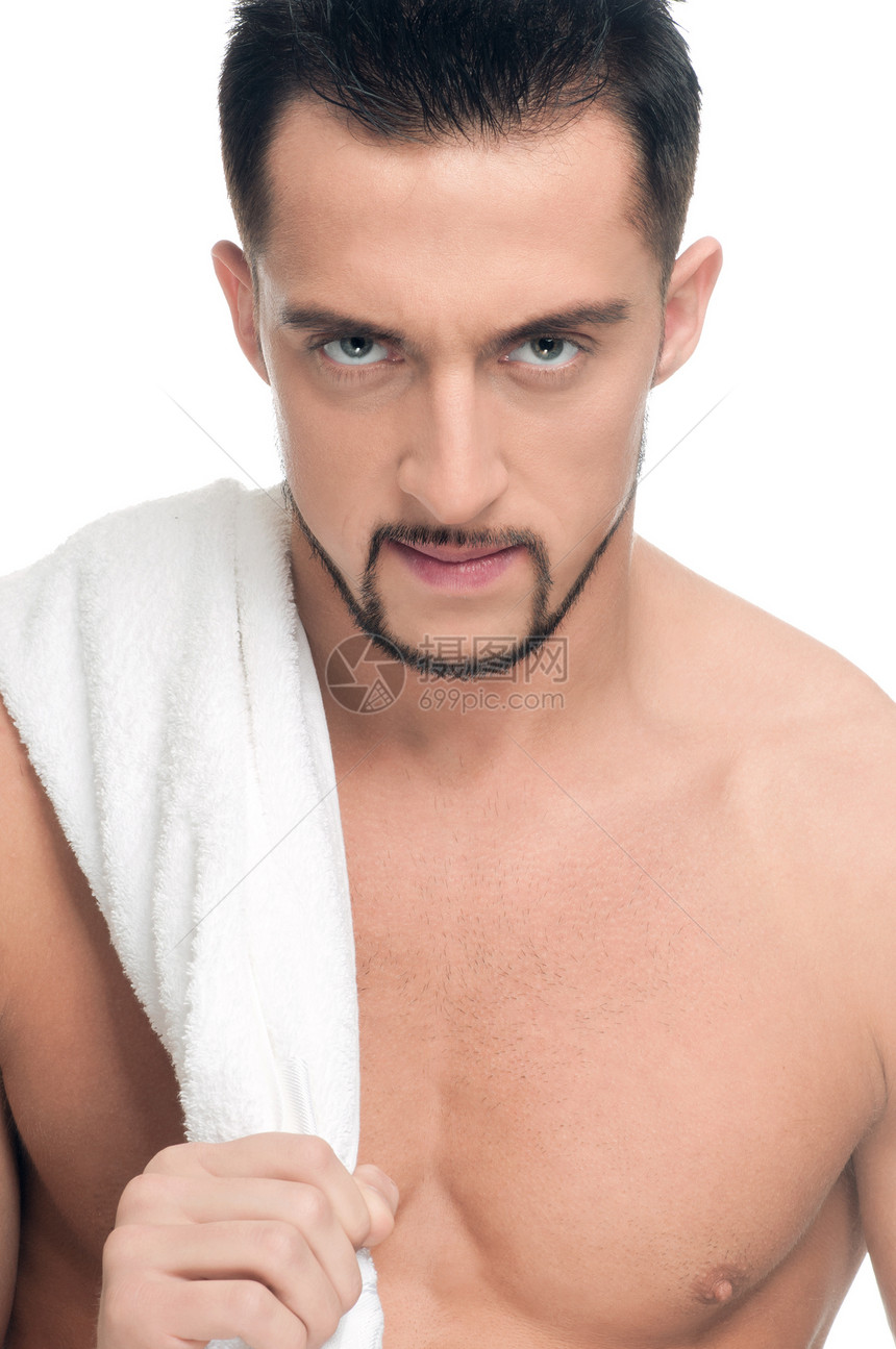 带着白毛巾的年轻人SPA 孤立无援浴室胡子卫生力量粉碎眼睛洗澡护理男性身体图片