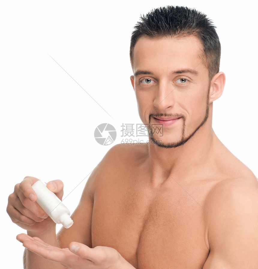 年轻男子施用奶油 化妆品身体眼睛男生力量胡子护理头发男人浴室男性图片