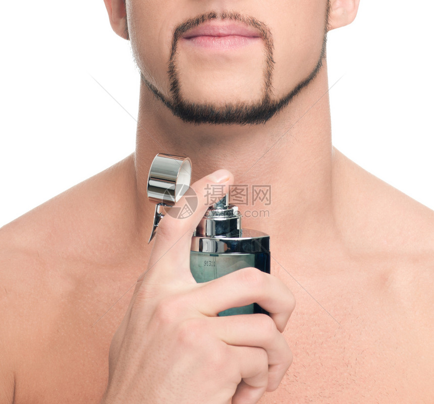 英俊的年轻人施香水男人健康洗澡小伙子青年胡子粉碎瓶子皮肤力量图片